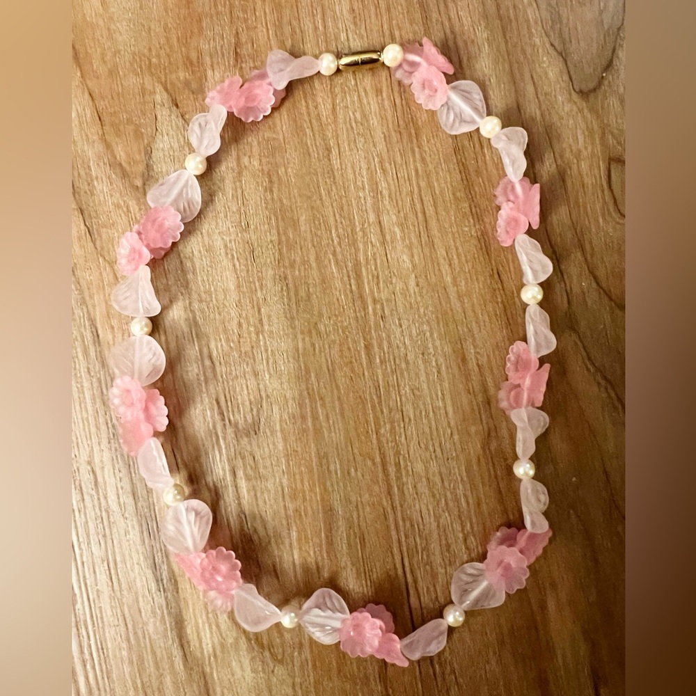 Vintage Avon 1986 frosted lucite flowers, leaves, w/pearls necklace- 18” pink